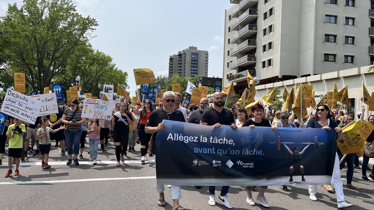 Des milliers d’enseignants dans les rues de Québec | Radio-Canada