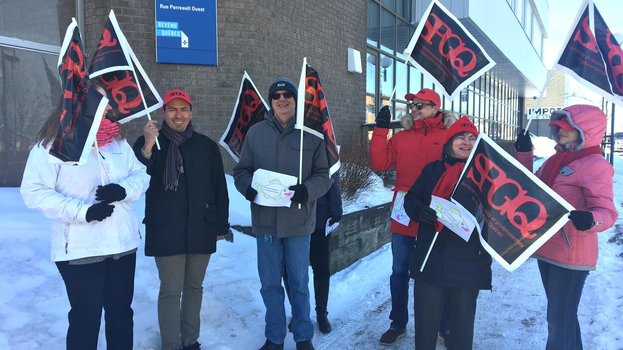 Les employés de Revenu Québec manifestent à RouynNoranda RadioCanada