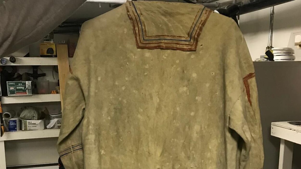 Un rare manteau innu en peau de caribou retrouv?� au Labrador | Radio-Canada