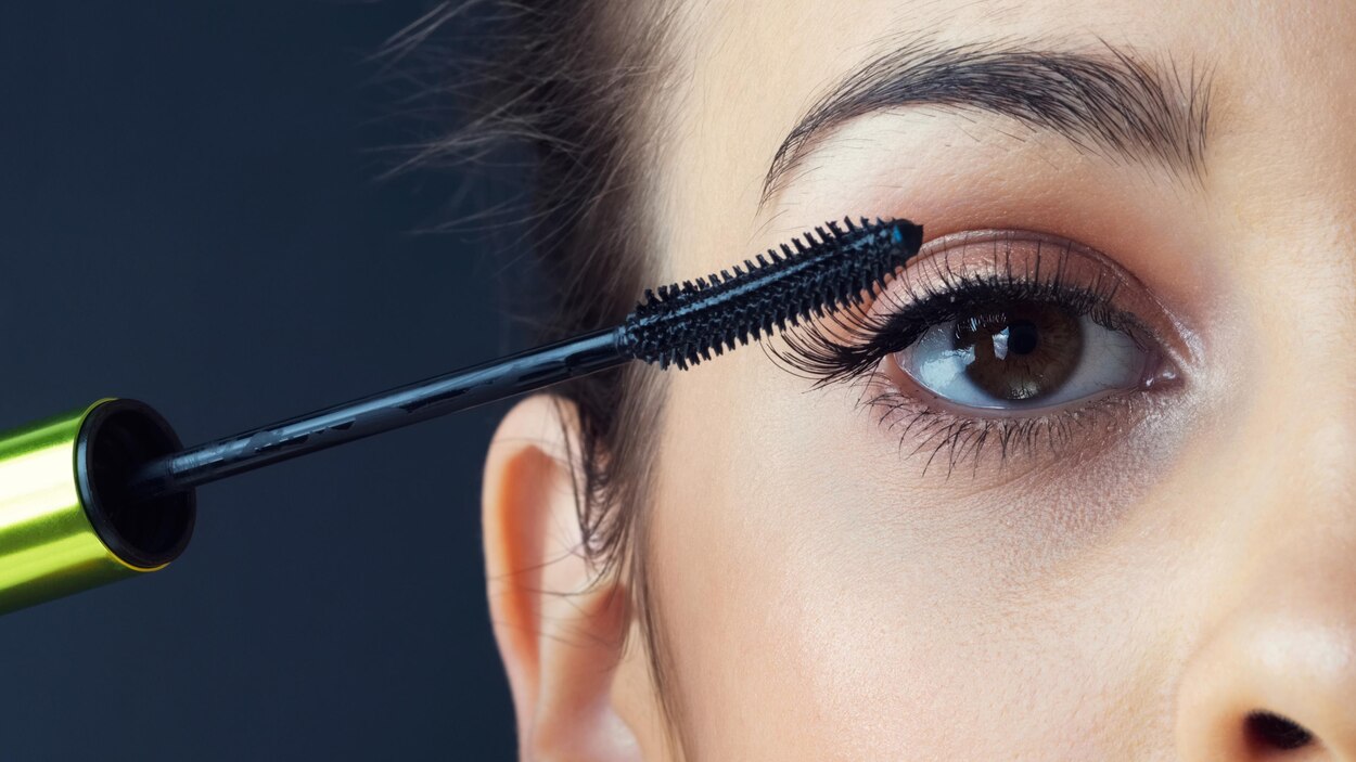 https://images.radio-canada.ca/v1/ici-info/16x9/maquillage-femme-mascara.jpg?im=Resize=(1250);Composite=(type=URL,url=https://images.radio-canada.ca/v1/assets/elements/16x9/outdated-content-2021.png),gravity=SouthEast,placement=Over,location=(0,0),scale=1
