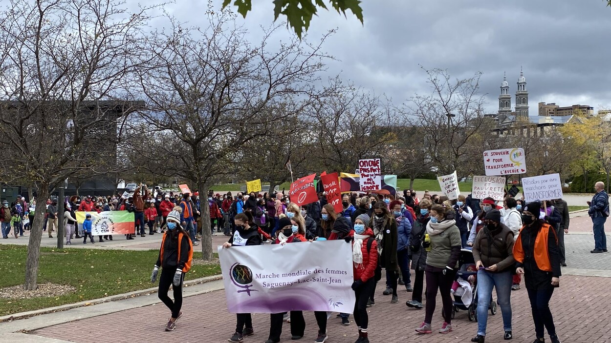 Près de 200 personnes ont participé à la Marche mondiale des femmes à ...