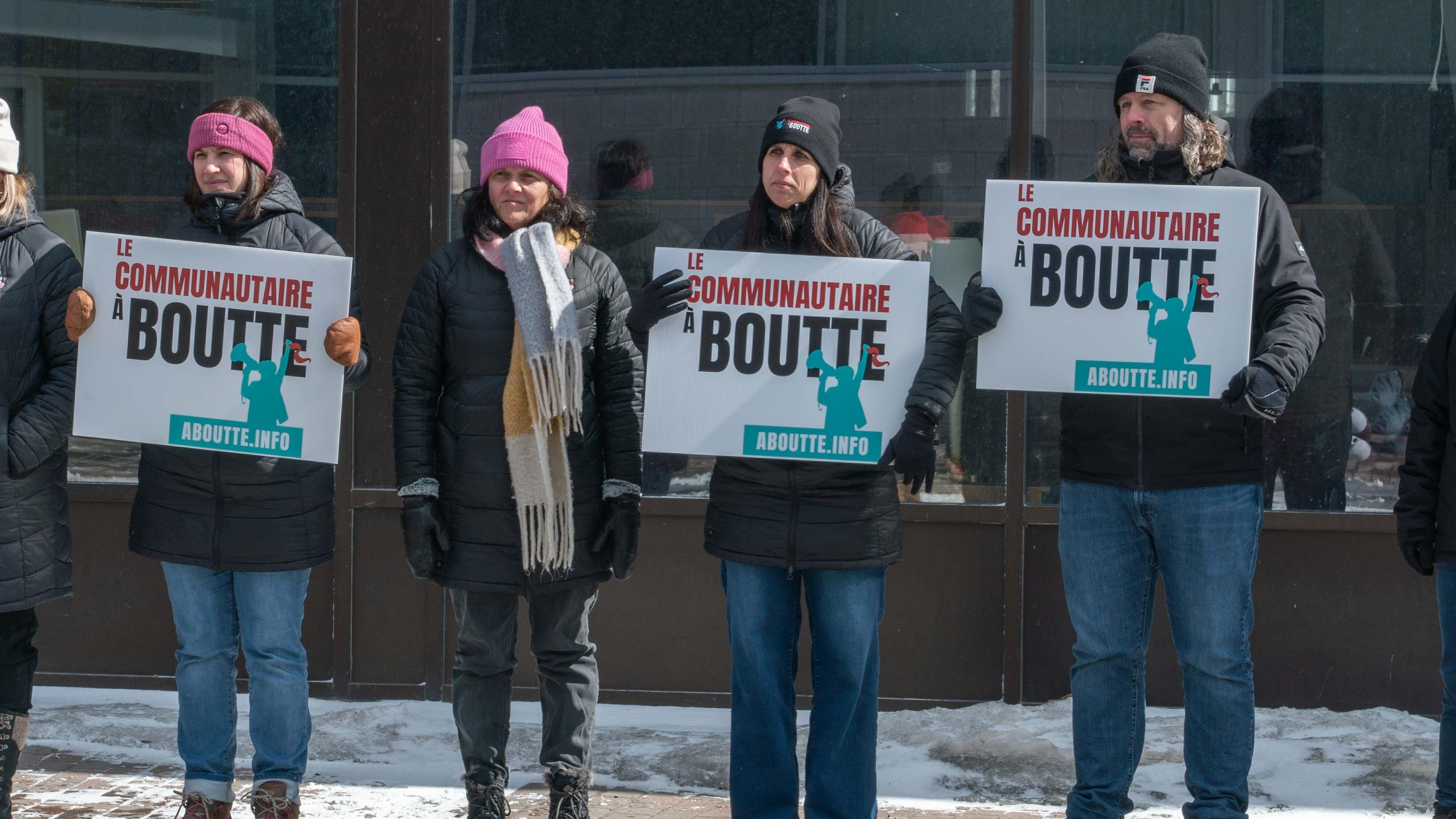 « À boutte » mais solidaire, le communautaire sort dans les rues