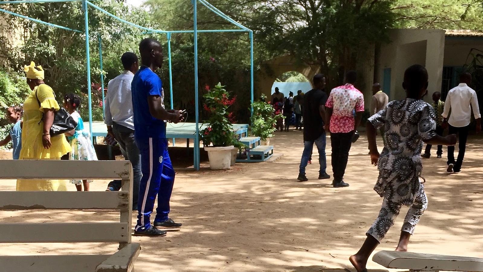 Des fidèles rassemblés dans l’enceinte de l’église de Nouakchott, après la messe du dimanche