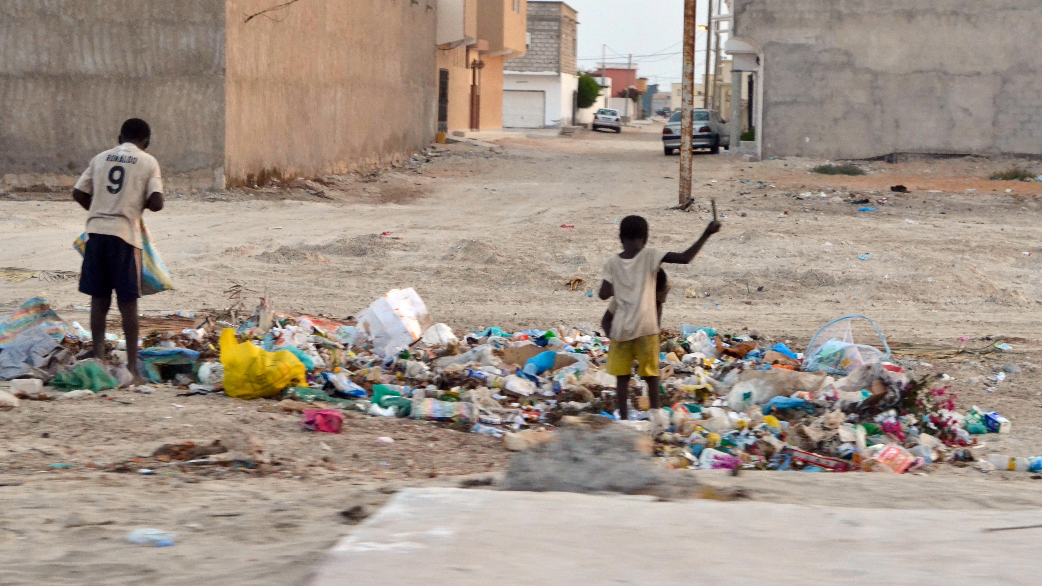 Dans un quartier populaire de Nouakchott, des enfants fouillent dans les poubelles.
