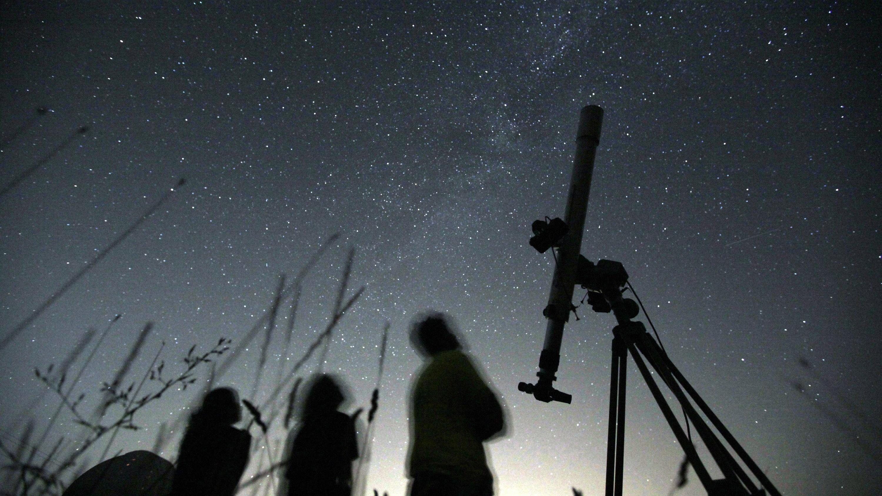 Наблюдать за зрелищем. Телескоп наблюдение за звездами. Наблюдение за звездным небом. Наблюдение за ночным небом. Звездопад.