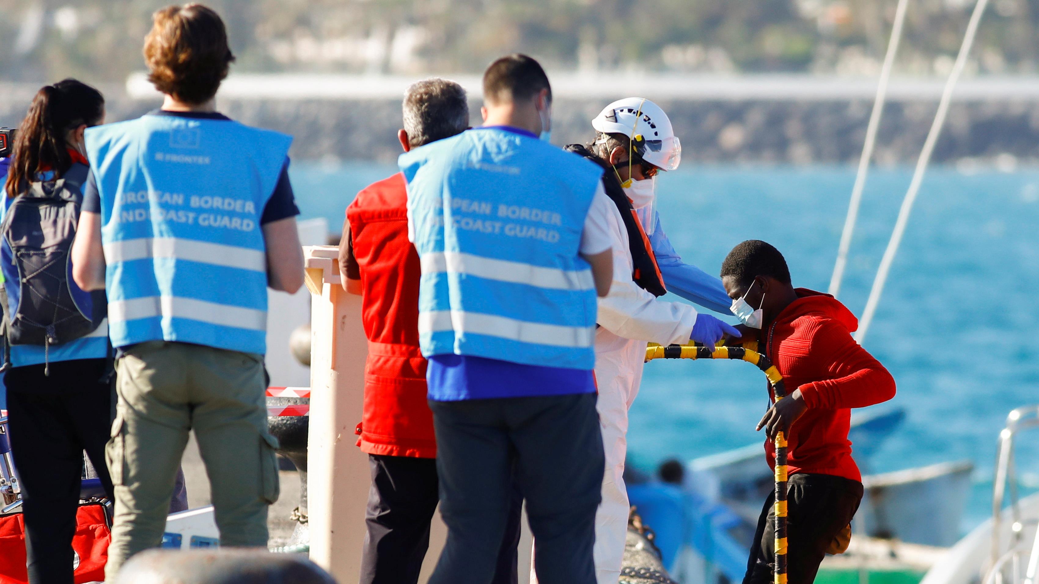 Dix-sept Migrants Retrouvés Morts Sur Un Bateau Au Large Des îles ...