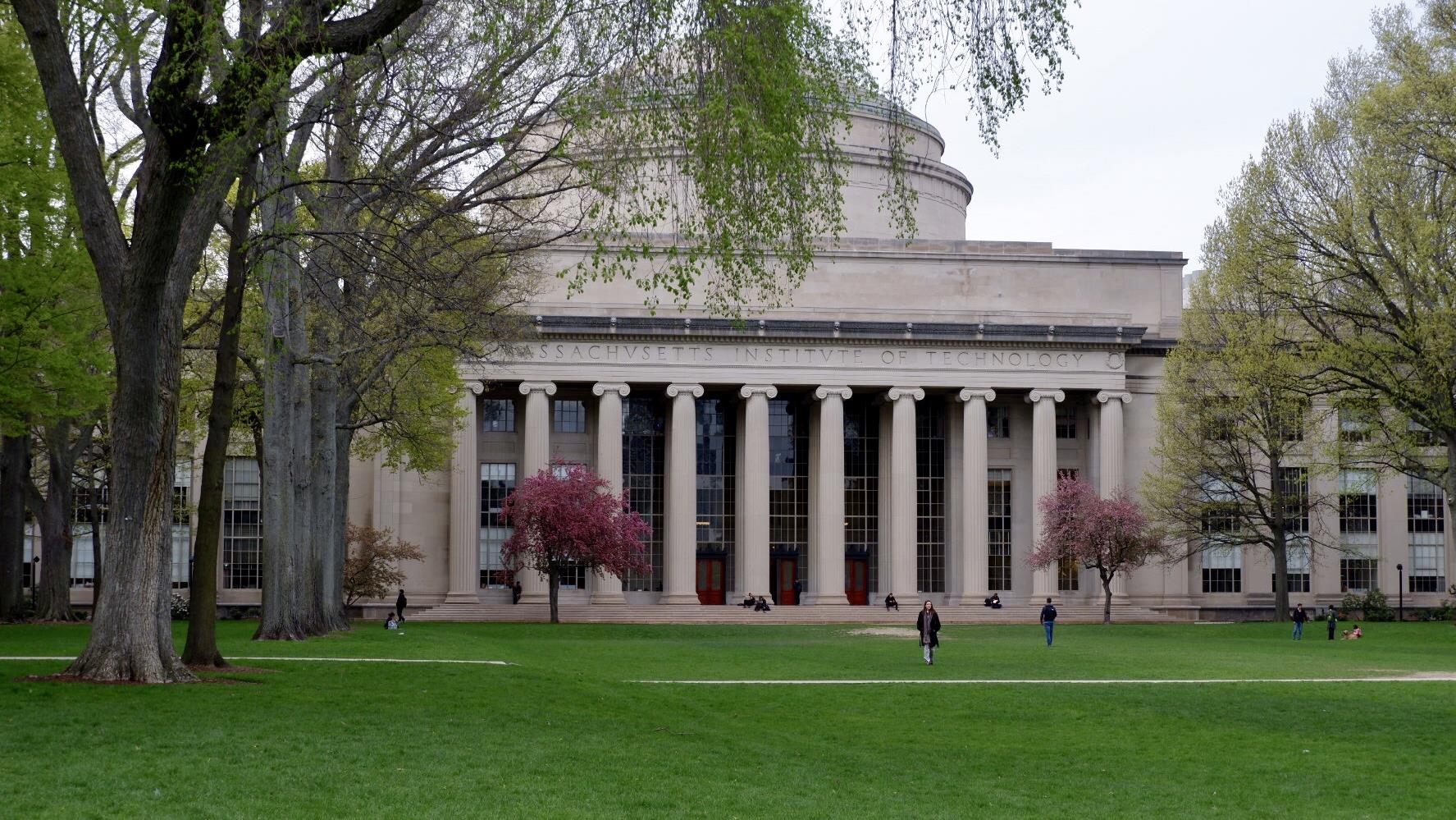 Véritables laboratoires d'innovation, les universités américaines se retrouvent malgré elles au centre de la compétition technologique qui oppose Washington à Pékin. Véritables laboratoires d'innovation, les universités américaines se retrouvent malgré elles au centre de la compétition technologique qui oppose Washington à Pékin.