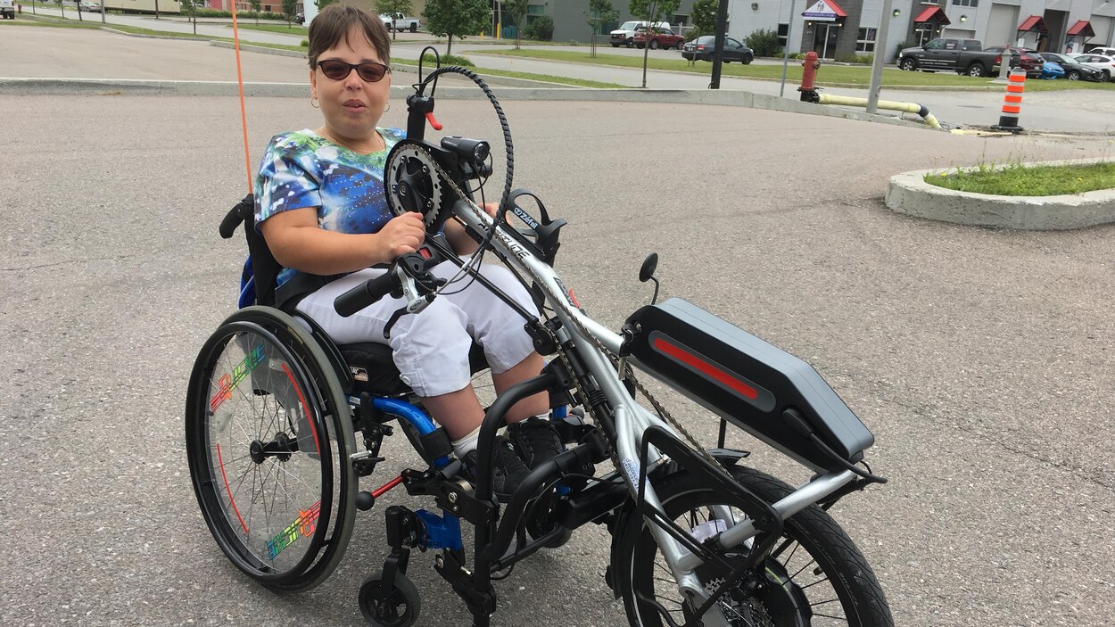 Nadia Pelletier reçoit son nouveau vélo adapté | Radio-Canada