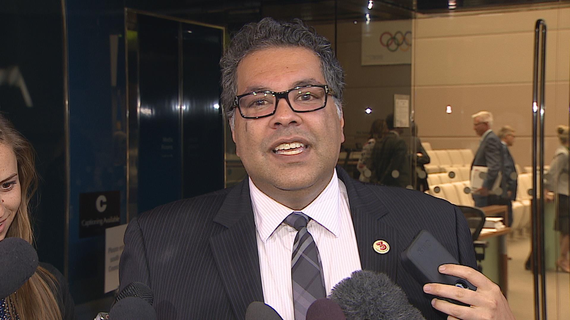 El alcalde de Calgary, Naheed Nenshi, hace declaraciones a la prensa.