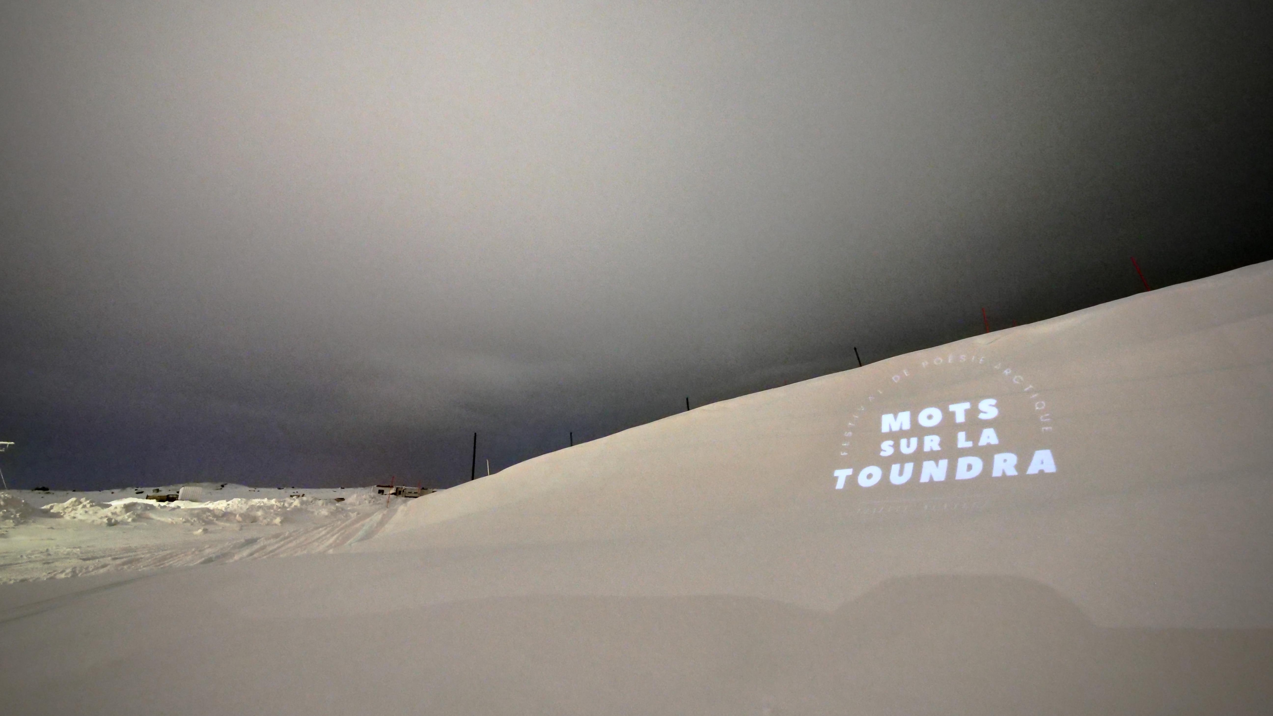 Une projection de lumière sur de la neige.