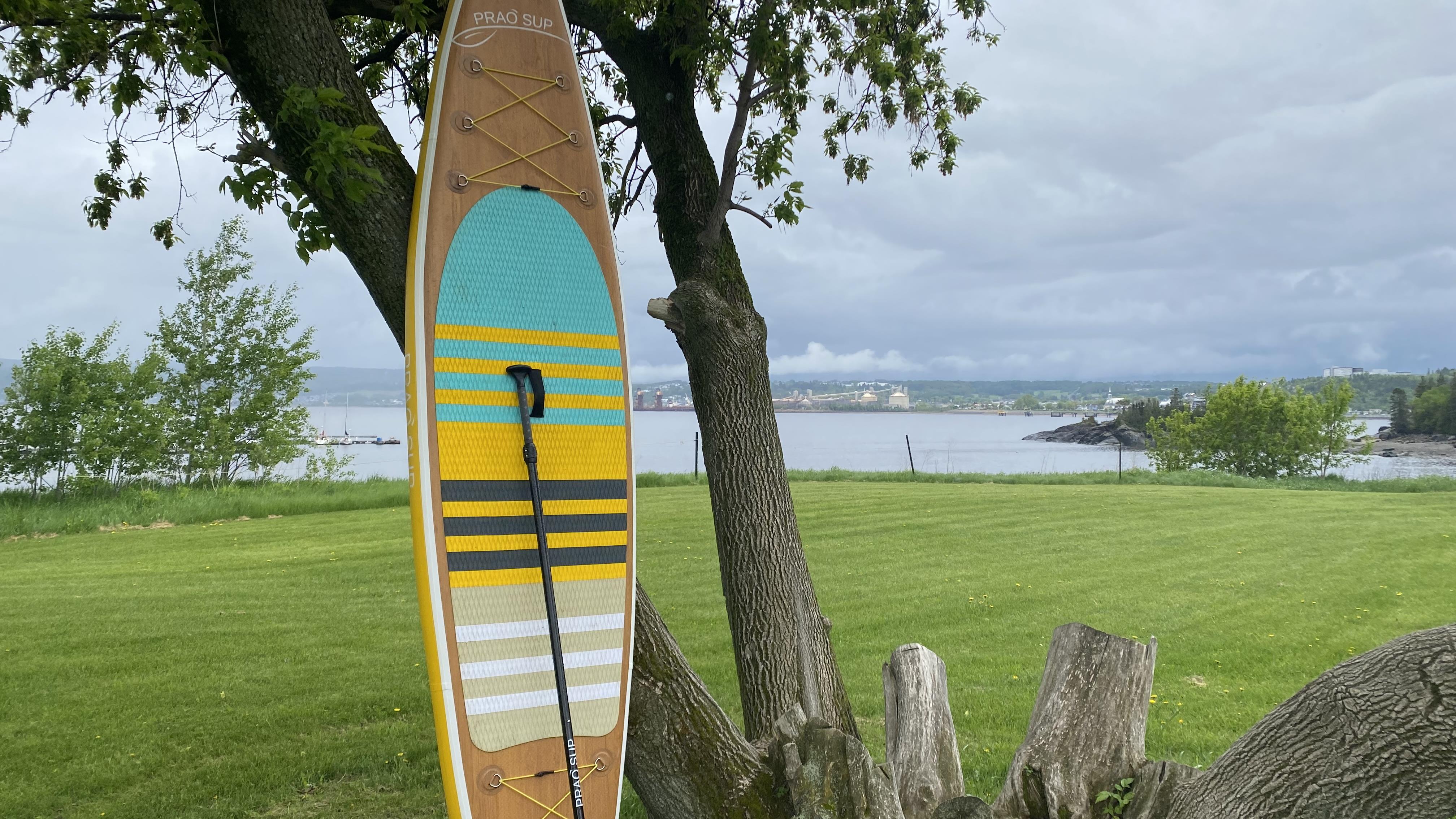 Deux passionnées font le tour du lac SaintJean en planche à pagaie Deux passionnées font le tour du lac SaintJean en planche à pagaie