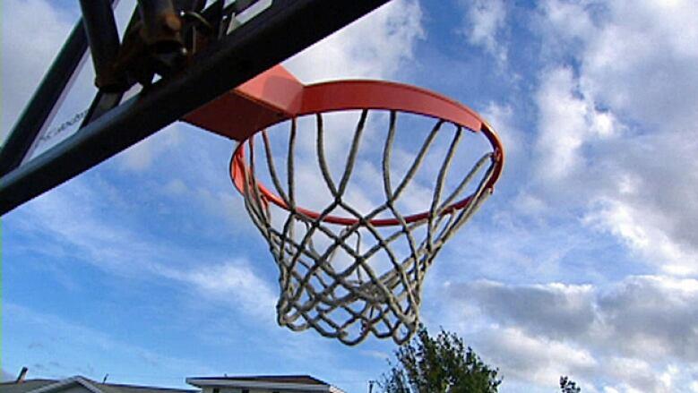 Un Panier De Basketball Seme La Discorde Dans Un Voisinage Radio Canada Ca Un Panier De Basketball Seme La Discorde Dans Un Voisinage Radio Canada Ca