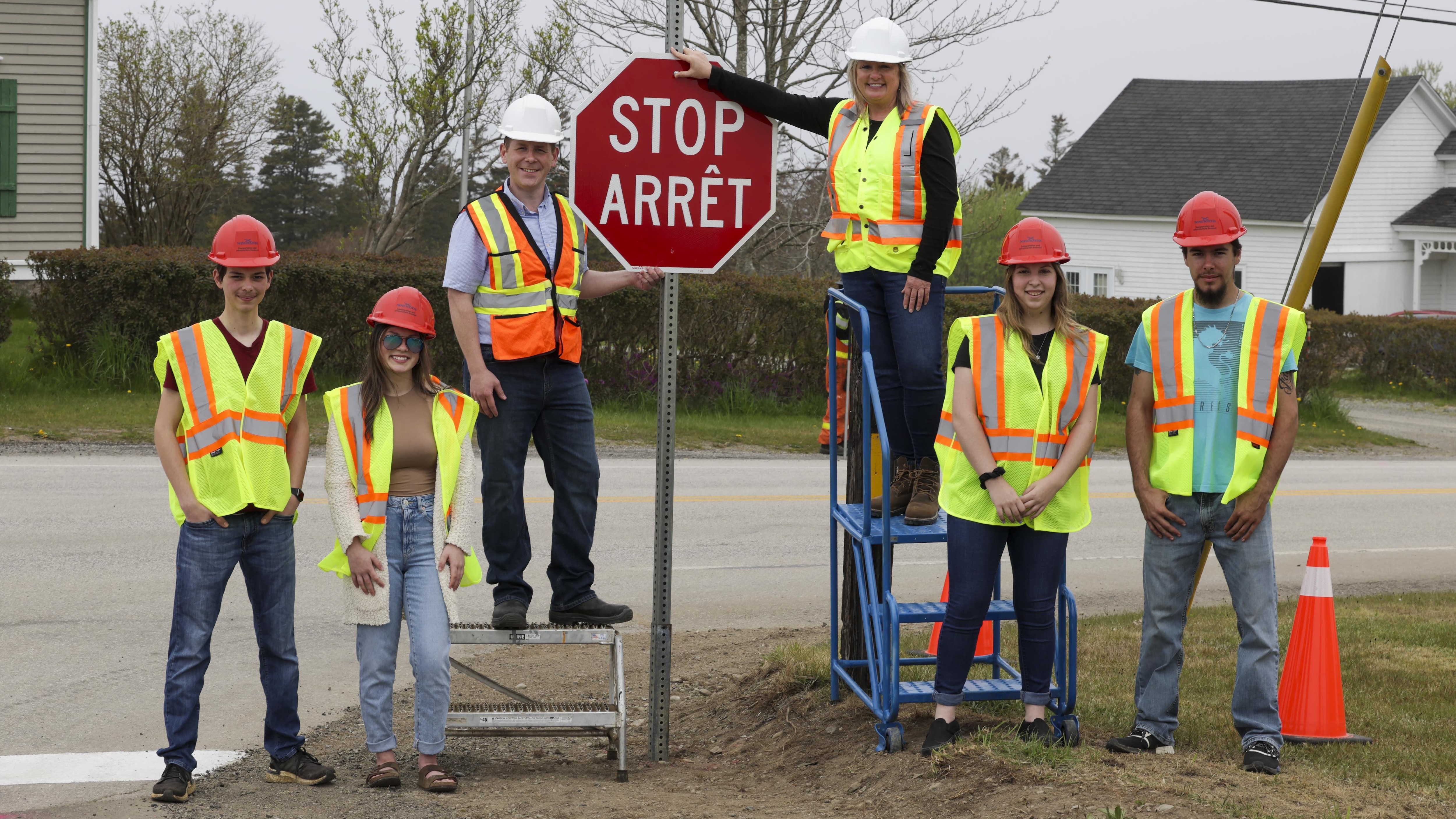 Le premier panneau d'arrêt bilingue est installé à Clare
Le premier panneau d'arrêt bilingue est installé à Clare