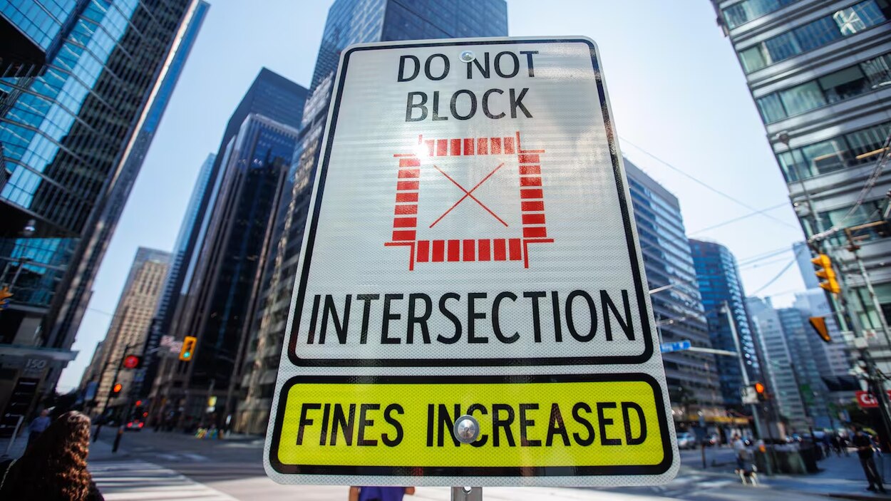 Une contravention de 450 $ si vous bloquez une intersection à Toronto ...