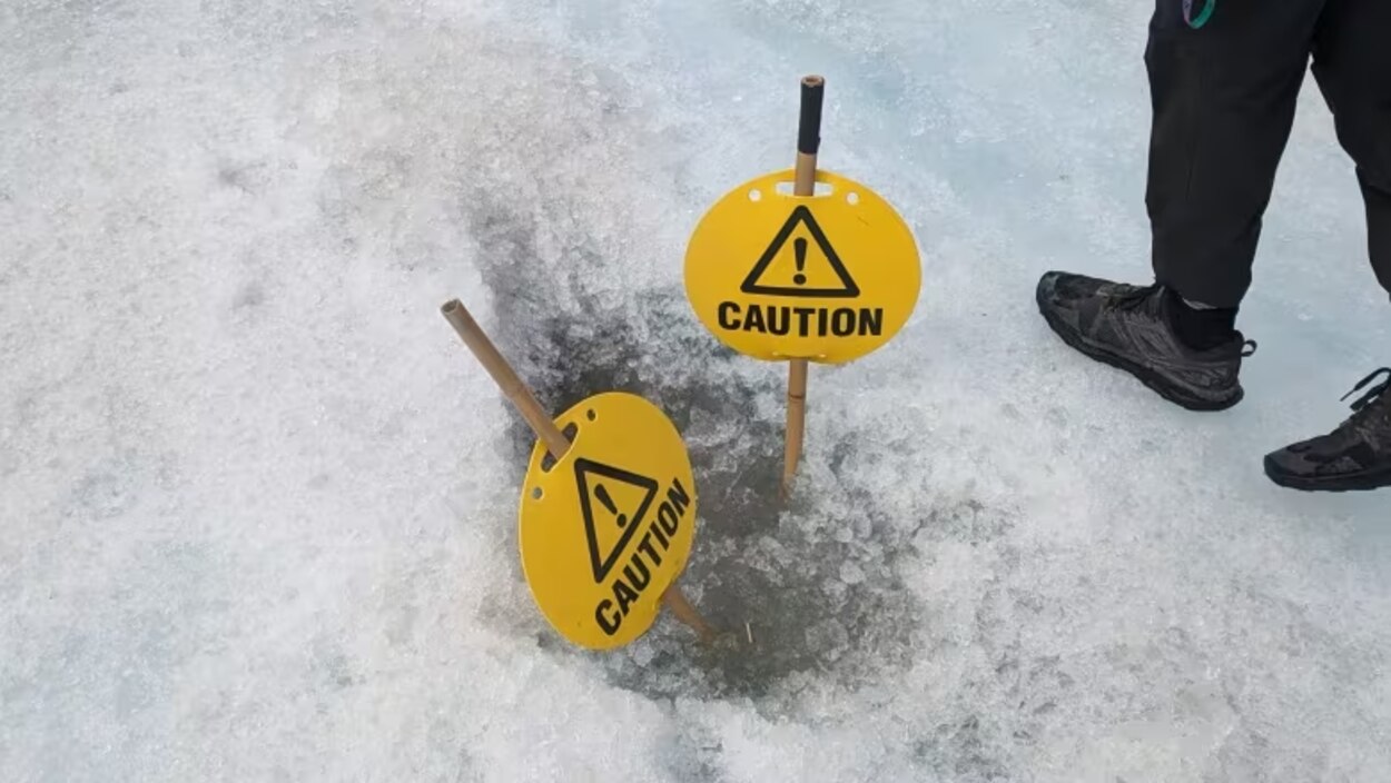 Excursion sur le glacier Athabasca : gare à une glissade dans un trou ...