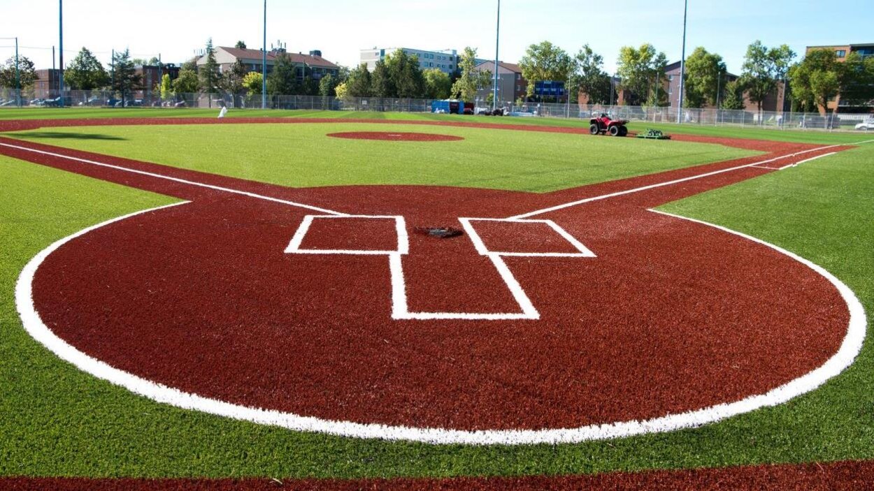 Un Terrain De Baseball Synthétique Flambant Neuf Pour Les Alouettes De