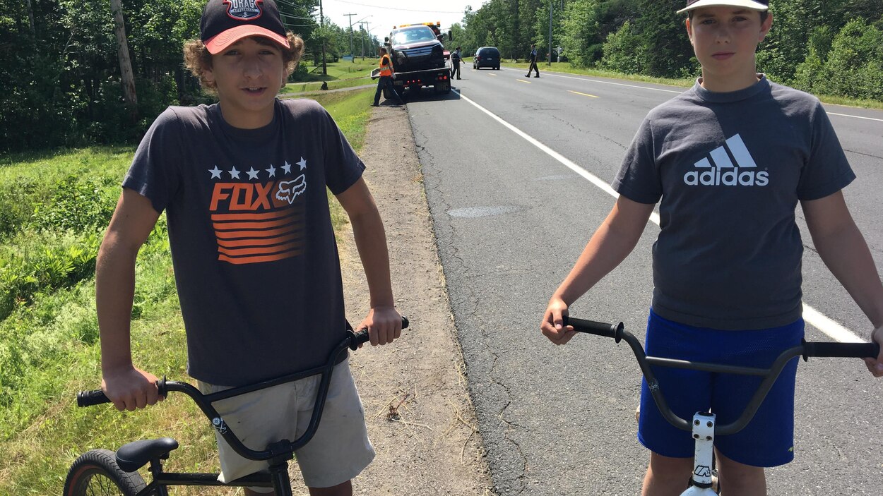 Accident d'automobile à VillageBlanchard deux jeunes à vélo ont eu