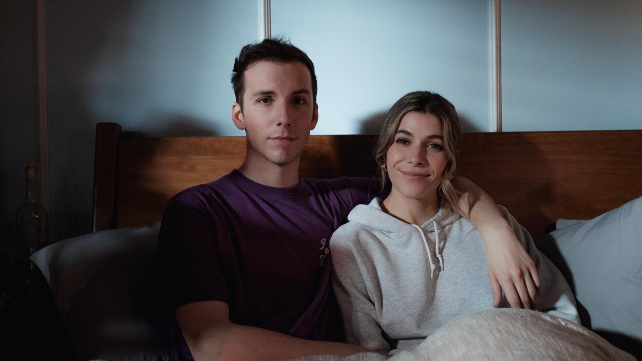 La série québécoise Entre deux draps adaptée en anglais | Radio-Canada