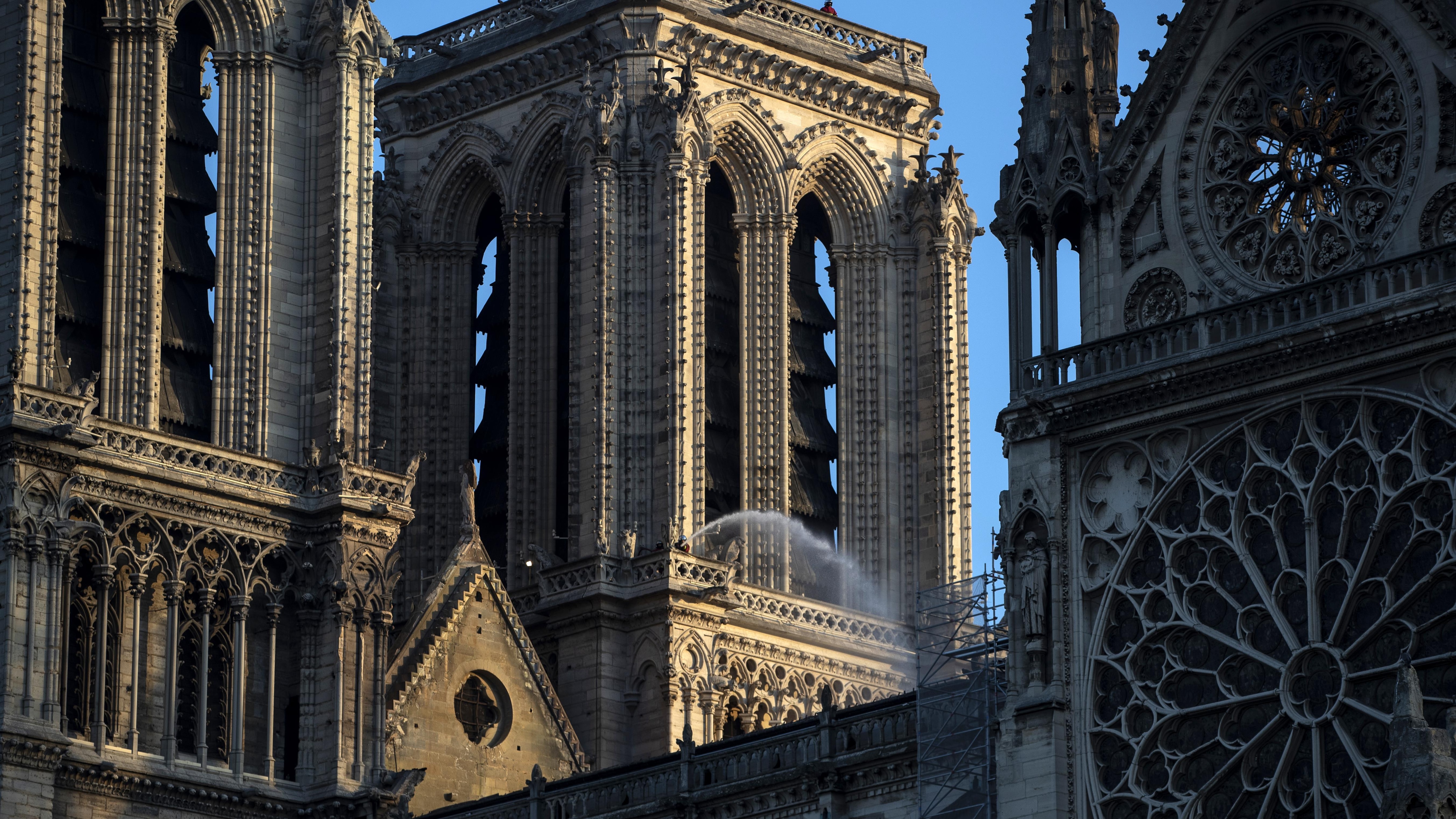 Нотр дам театр. Портал Святой Анны собора Парижской Богоматери. Купол собора Парижской Богоматери.