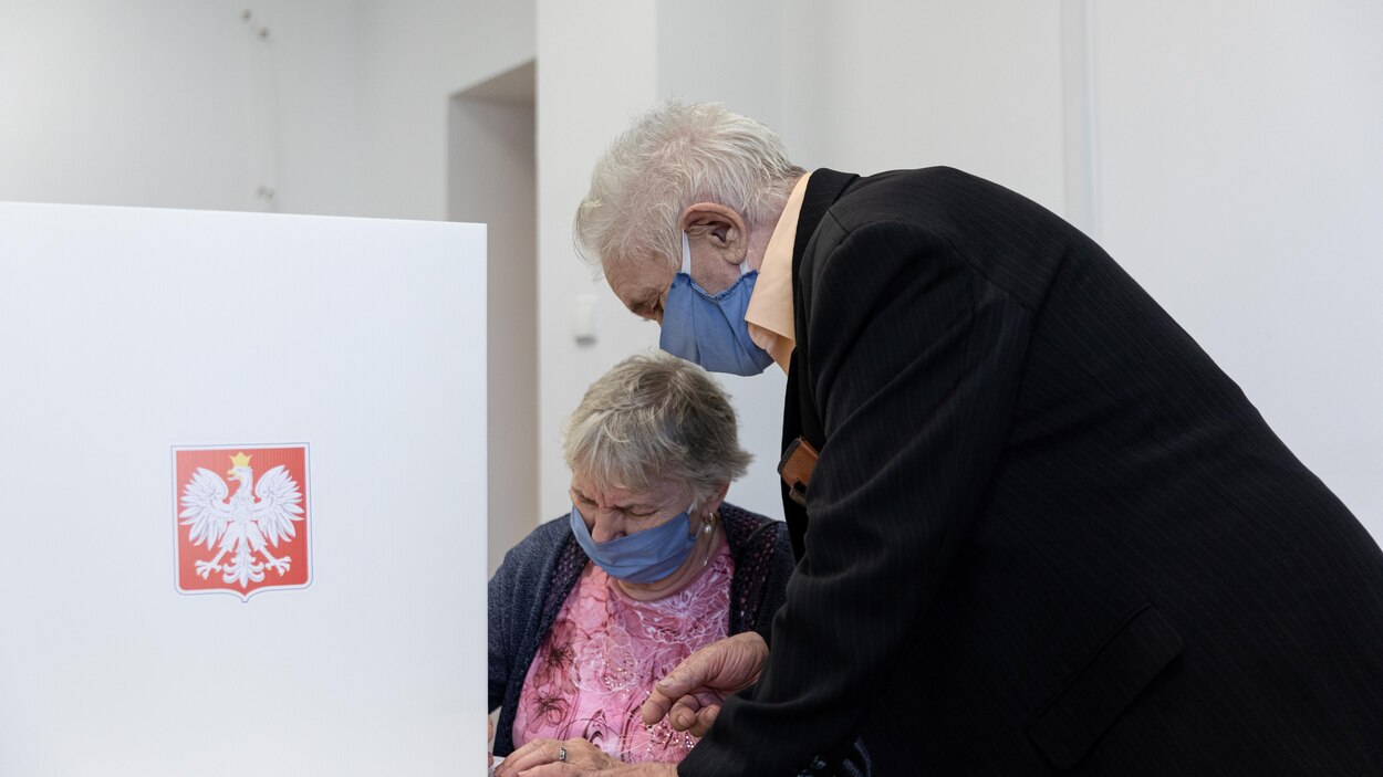 Pologne vers un second tour entre le président sortant Duda et le