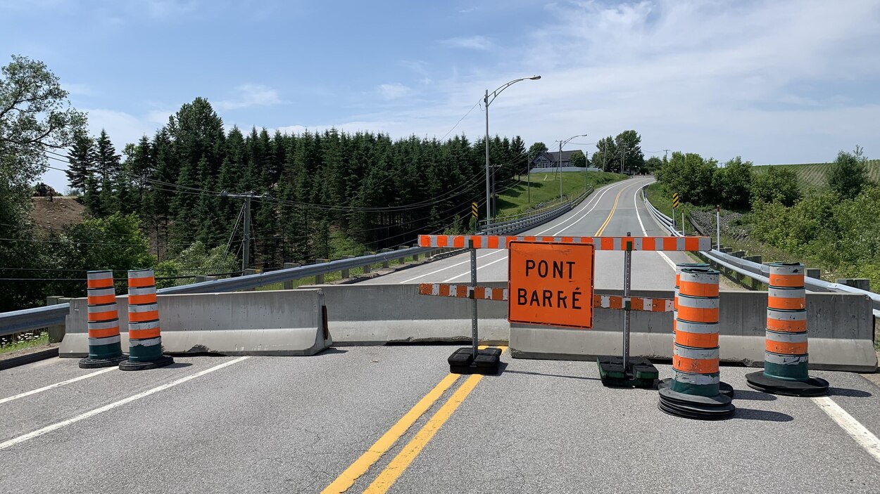 Travaux de stabilisation du talus à Saint-Léon-le-Grand | Radio-Canada