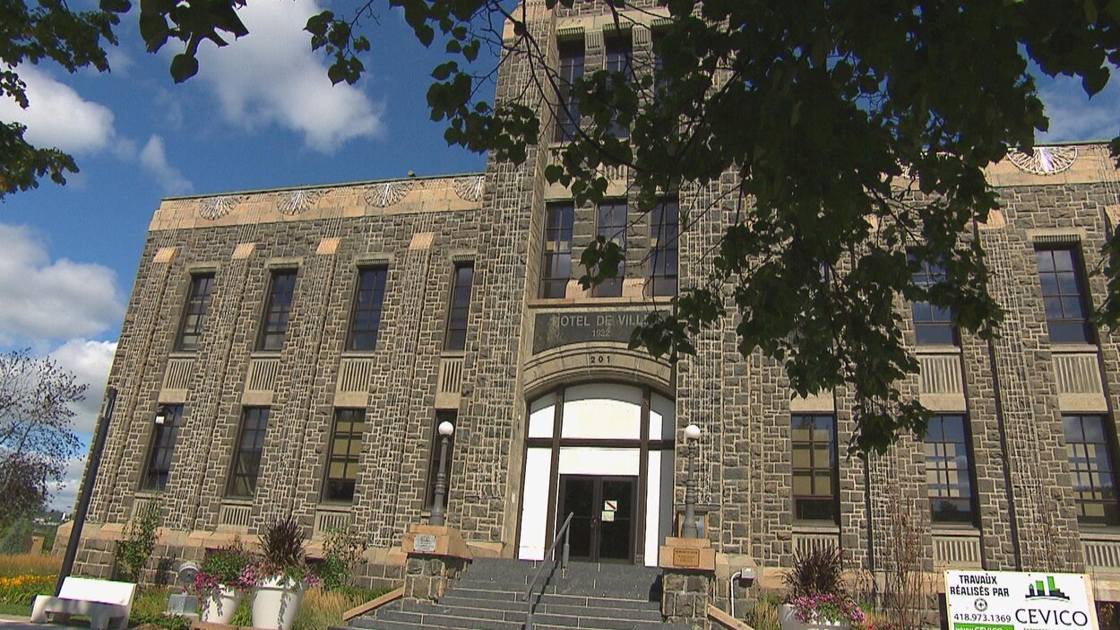 Restauration des portes et fenêtres de l’hôtel de ville de Saguenay