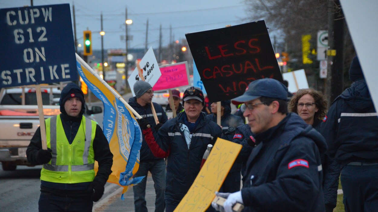 Postes Canada la grève tournante se déplace à Sudbury et à SaintJean