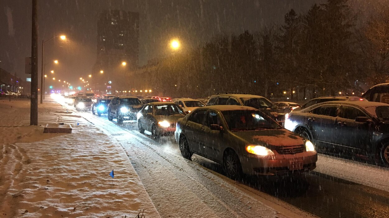 Première neige à Toronto : prudence sur les routes | Radio-Canada