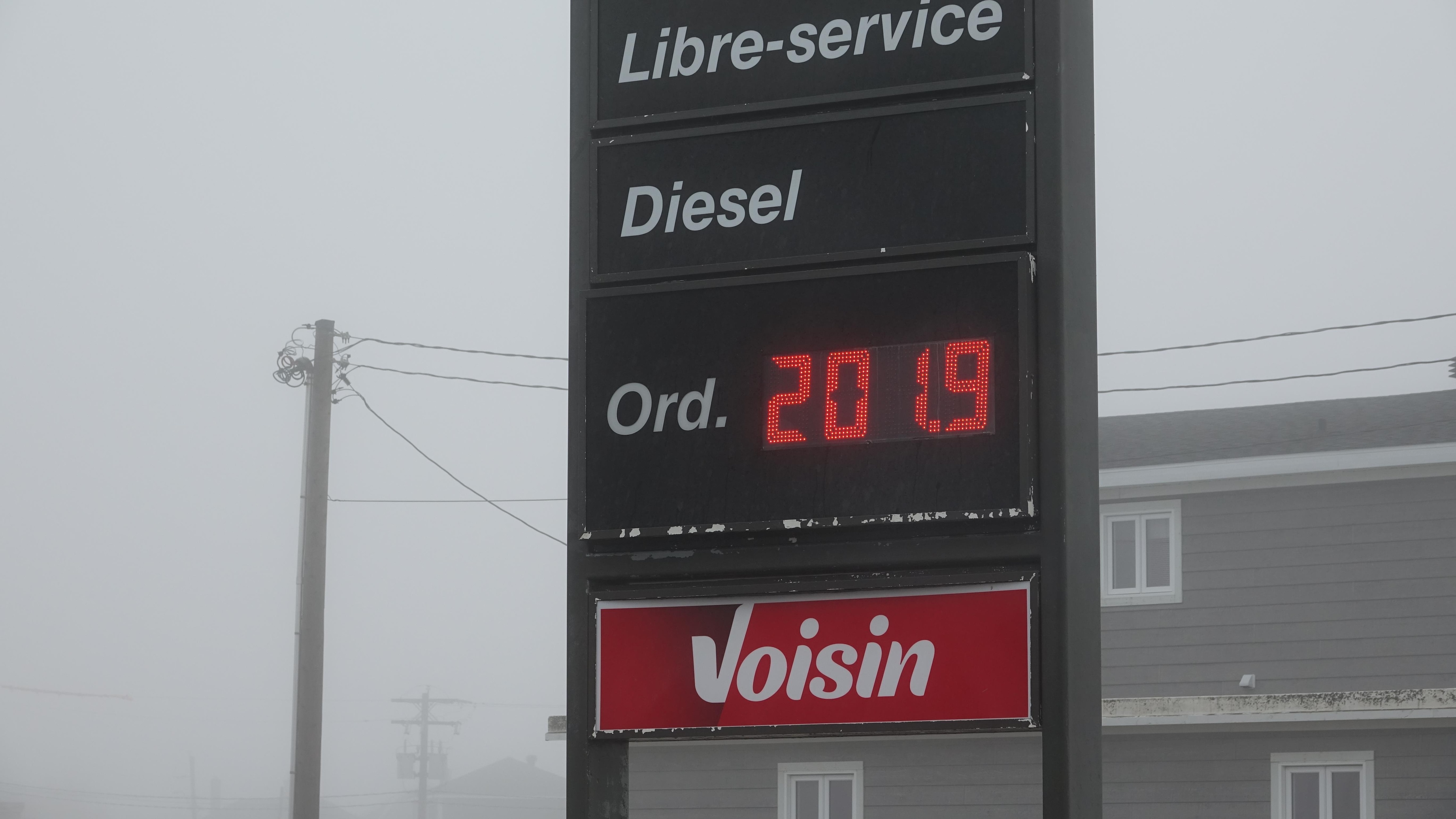 Le prix de l’essence bondit à 2 $ le litre aux Îles