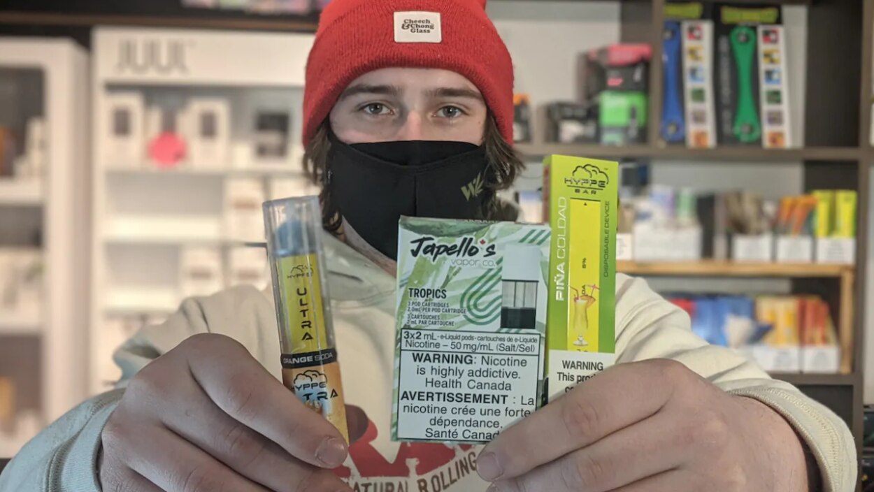Le vapotage serait une porte d'entre sur le tabagisme, selon un sondage |  Radio-Canada