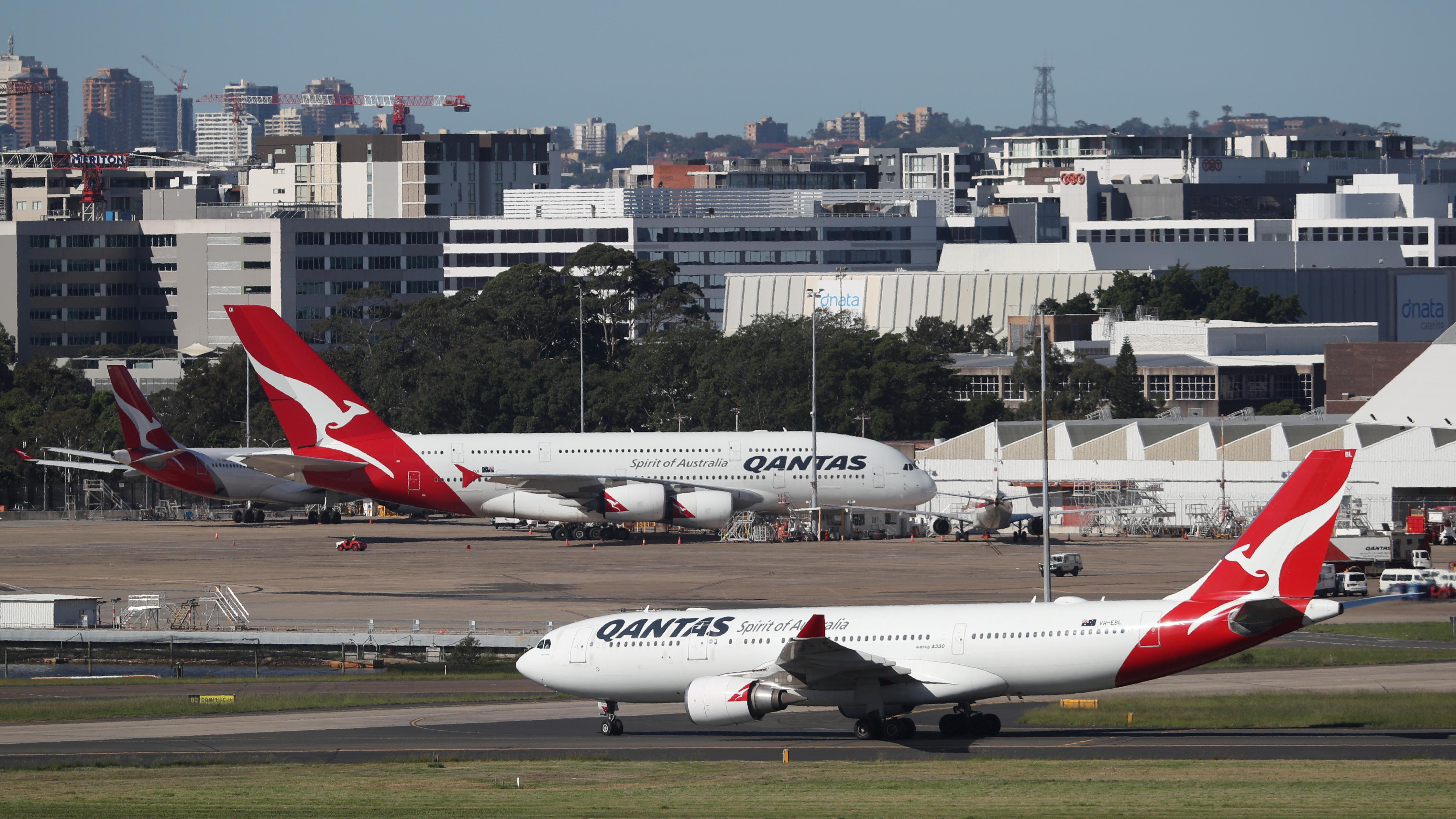 Aviones de la línea aérea Qantas en la pista del aeropuerto internacional Kingsford Smith en Sidney, Australia.