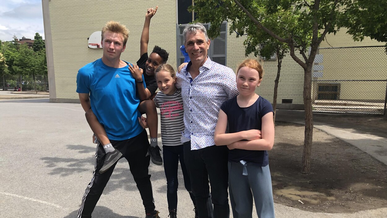 Un jeune autiste revient comme éducateur au service de garde de son