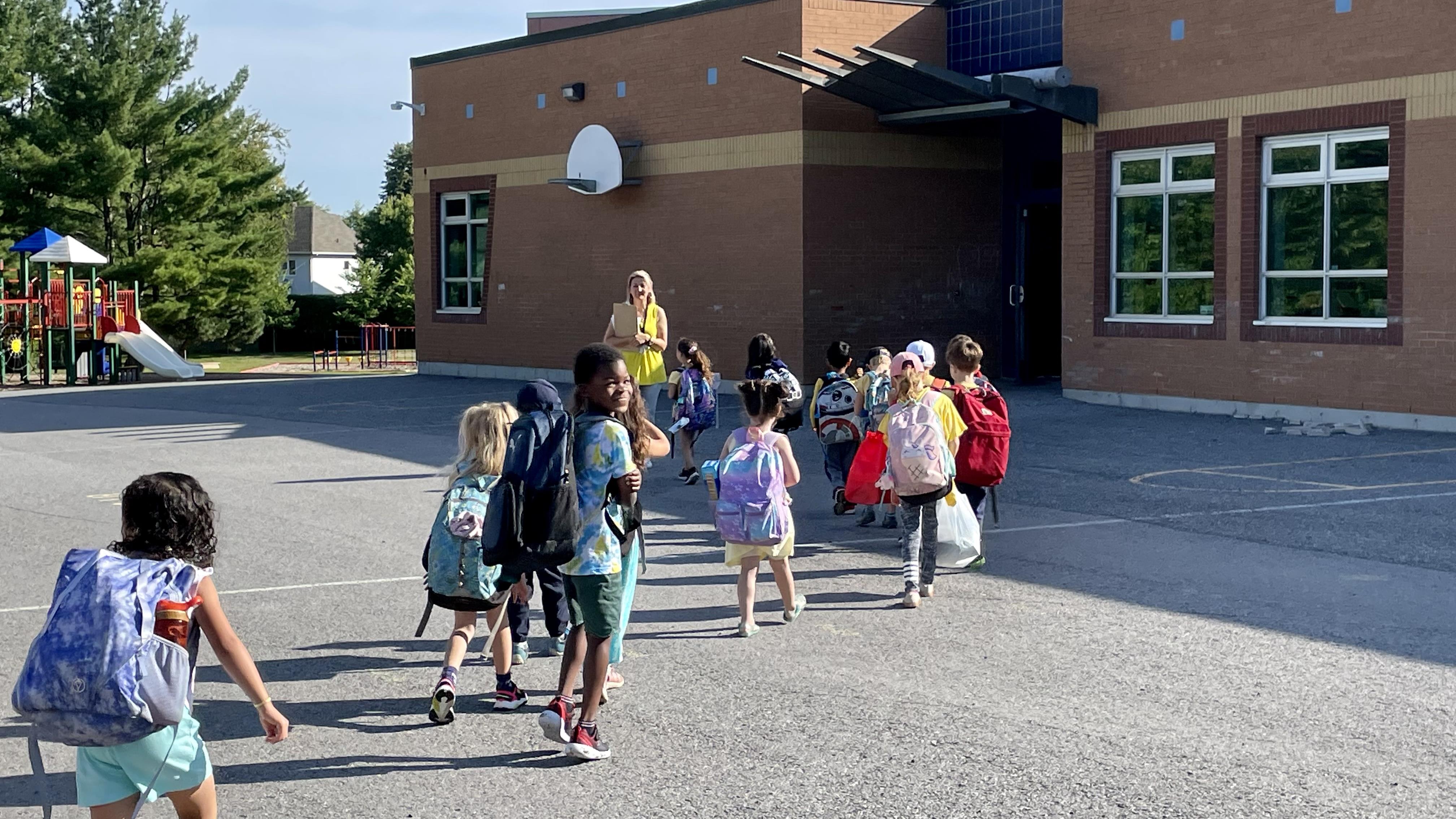 Rentrée des classes pour des milliers d’écoliers | Radio-Canada