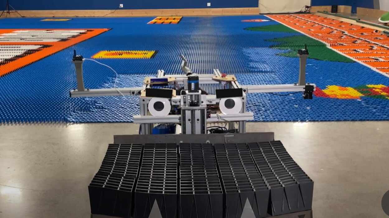 Un robot réalise une fresque composée de 100 000 dominos en 24 h