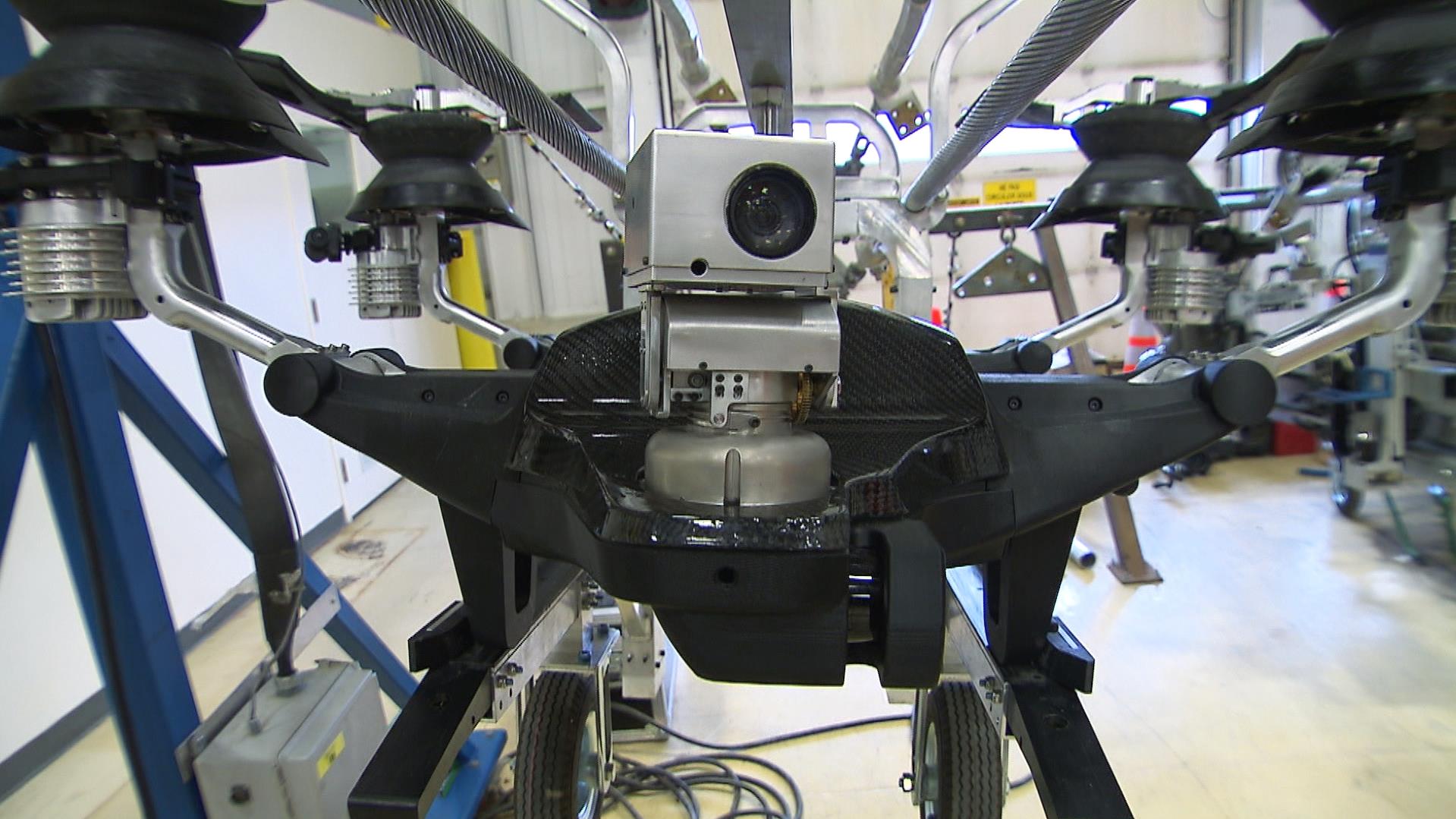 Hydro Quebec Developpe Des Robots Pour Monter Sur Les Lignes A Haute Tension Radio Canada Ca