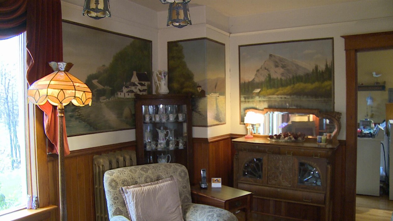 Des fresques françaises ornent une maison centenaire à SainteRoseduLac RadioCanada