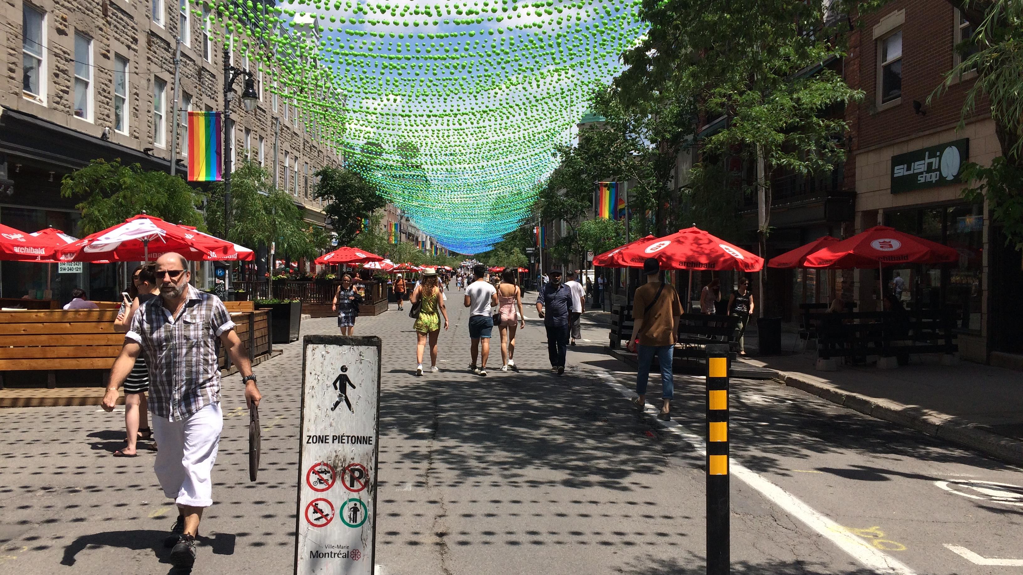 Le Village gai de Montréal : du Faubourg à m’lasse au drapeau arc-en-ciel
