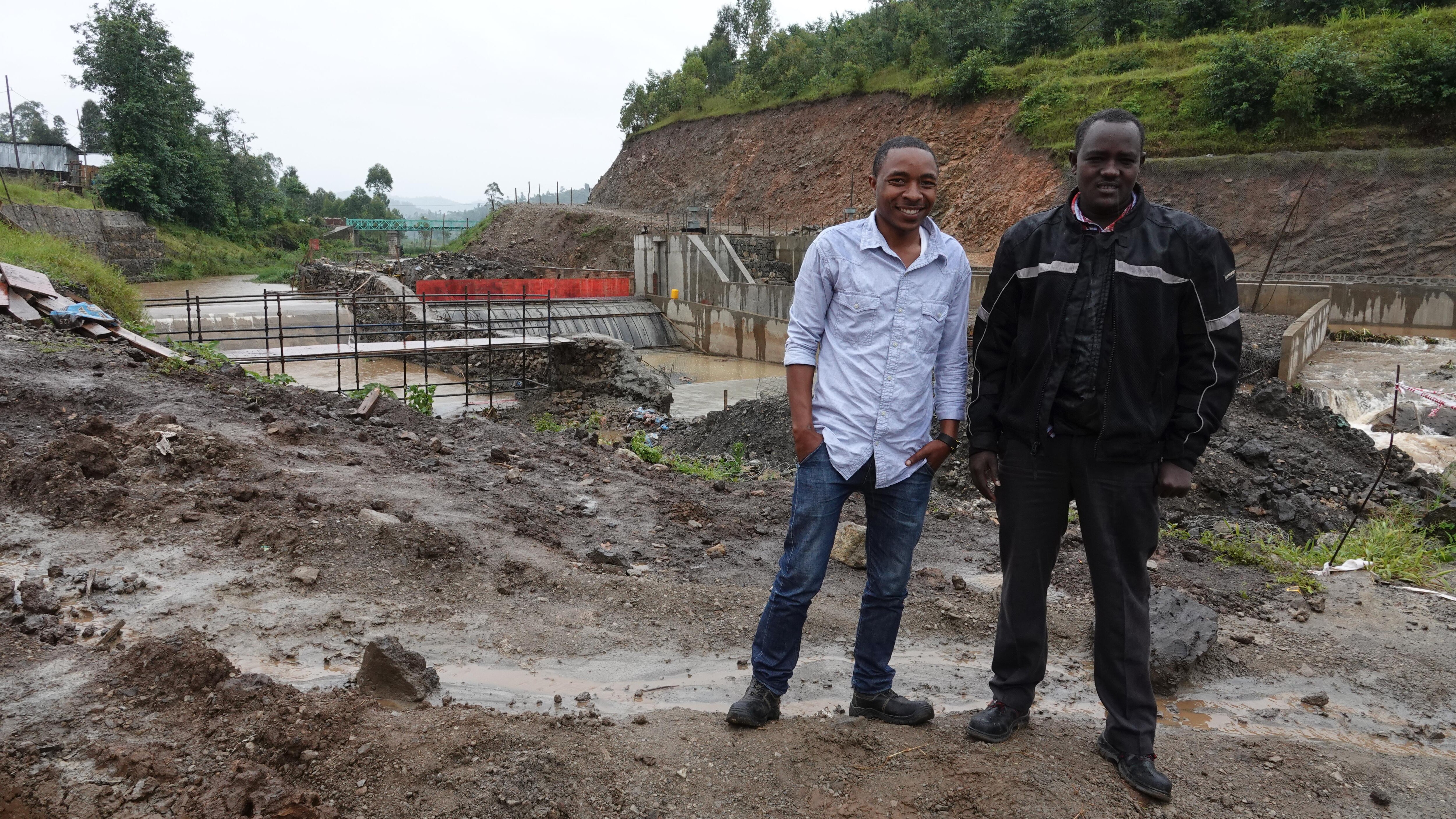 Emmanuel Mukomeza (droite) et Ndorimana Aimable (gauche) sur le site de construction de la nouvelle centrale sur la rivière Mukungwa