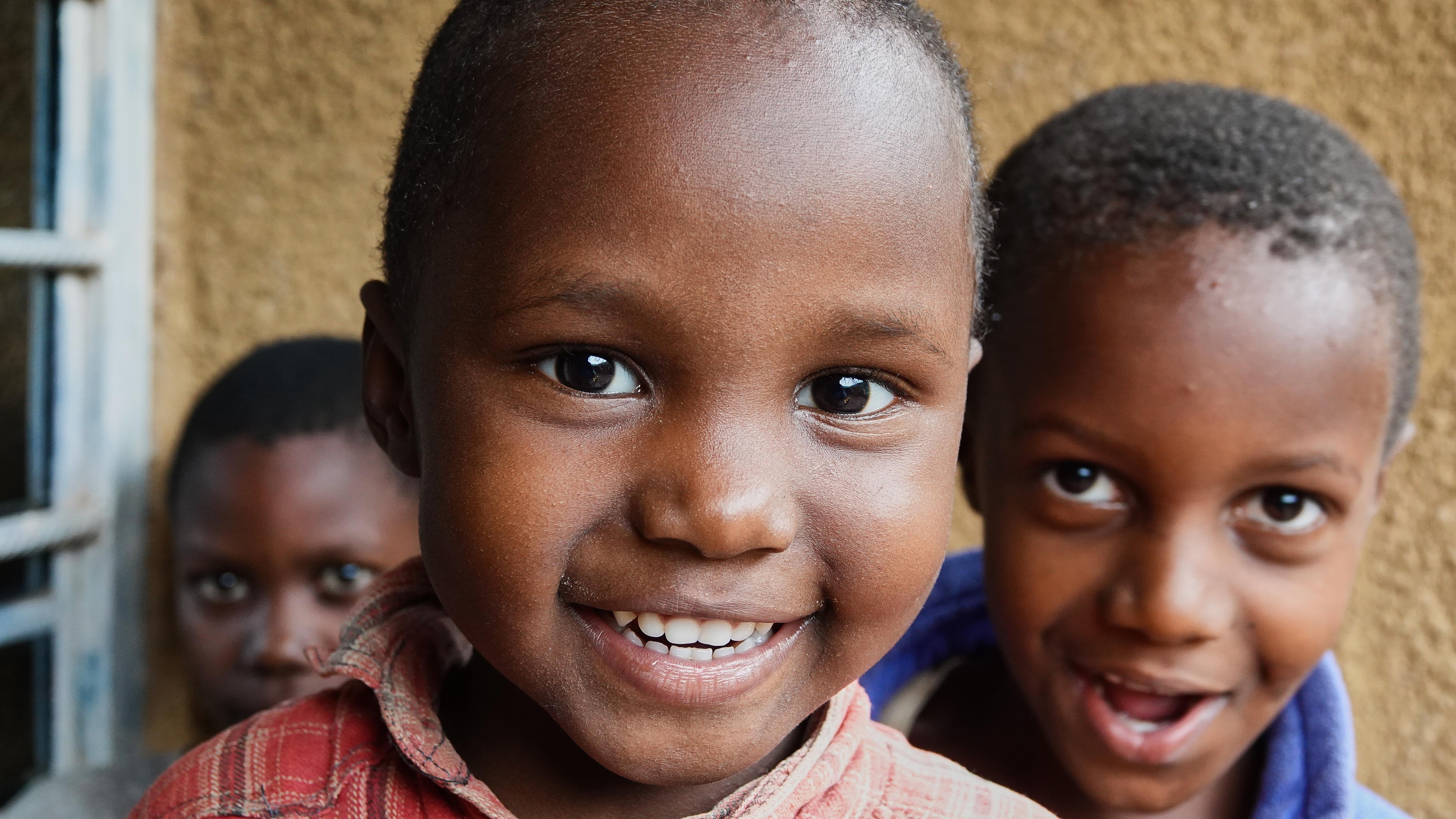 Enfants d’une famille rwandaise qui vient d’obtenir un peu d’électricité grâce à l’installation d’un panneau solaire.