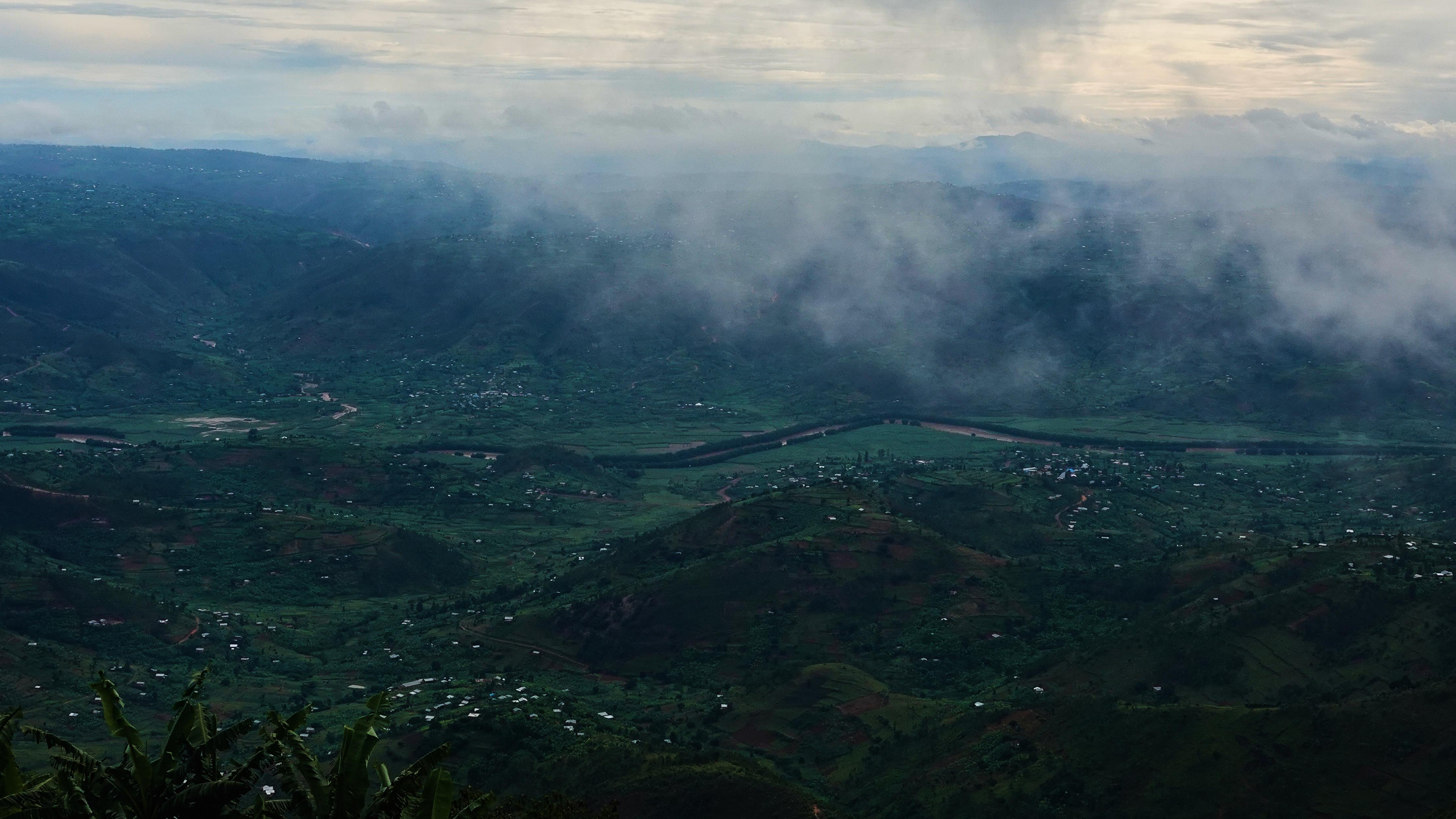 La grande rivière Nyabarongo au creux d'une vallée au Rwanda