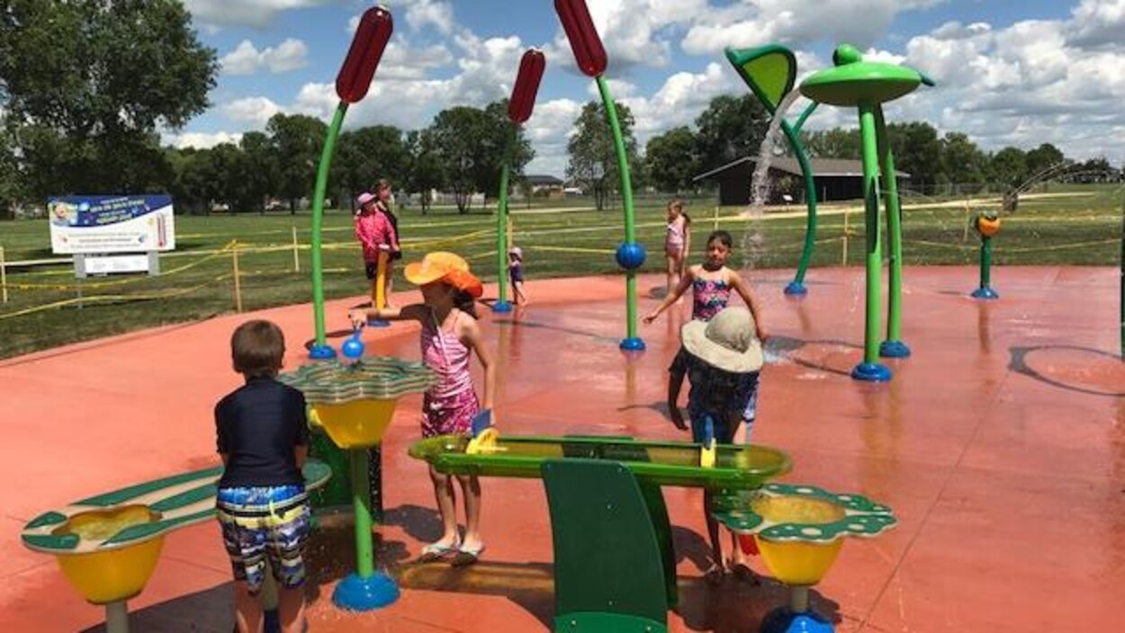 Un parc de jeux d’eau arrive juste à temps pour le temps chaud à SaintPierreJolys RadioCanada