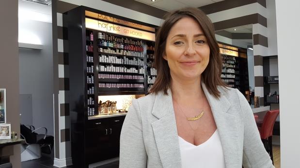 Un Salon De Coiffure A Ottawa Propose Une Tarification Non Genree Radio Canada Ca