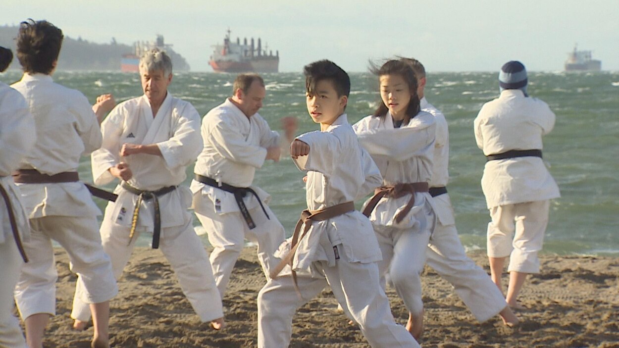 Des passionnés font du karaté à la plage Info RadioCanada