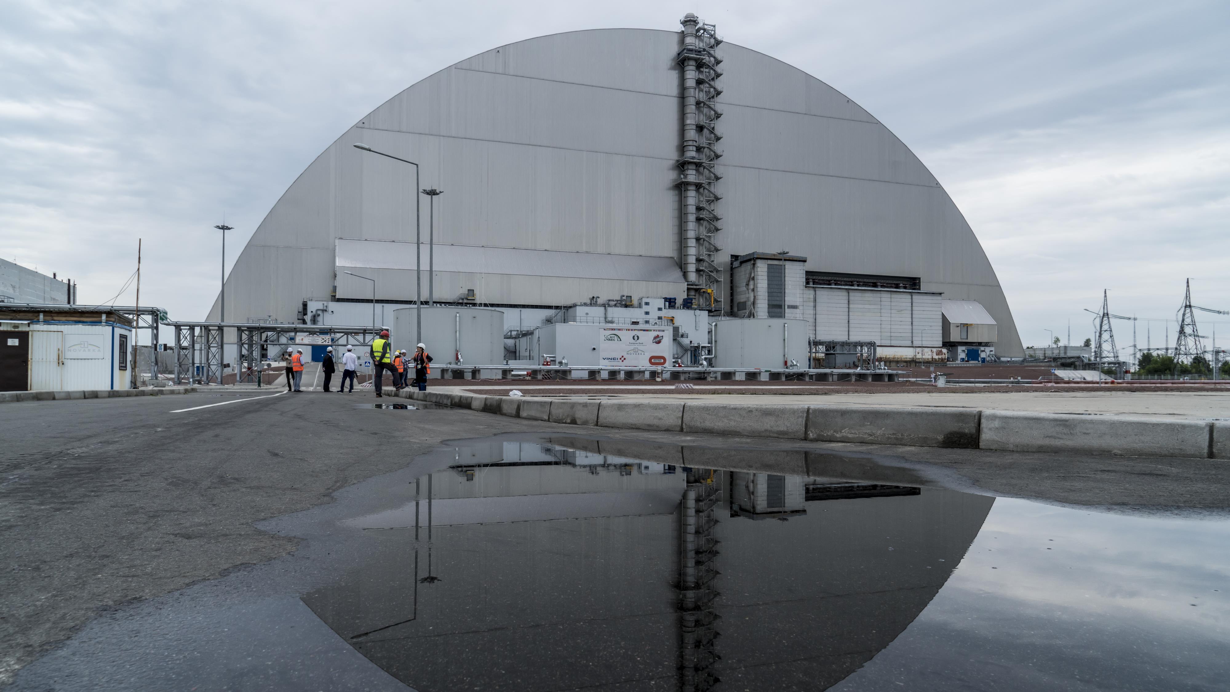 Mise en service du sarcophage recouvrant la centrale de Tchernobyl