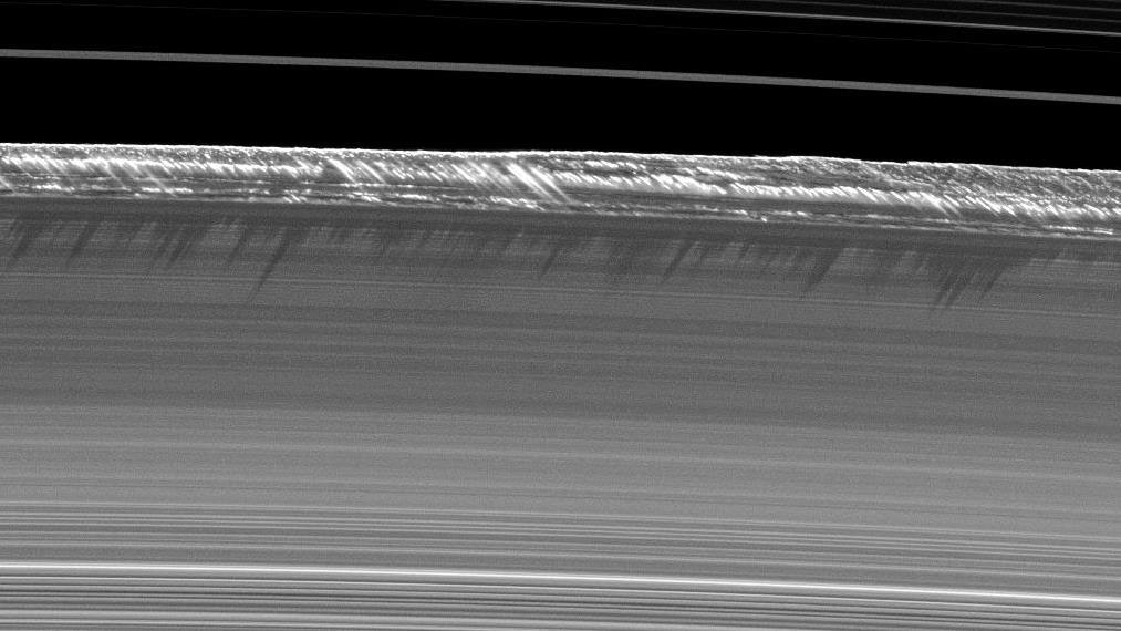 Des objets mesurant quelques kilomètres de diamètre projettent de longues ombres sur le pourtour de l'anneau B de Saturne. Les anneaux, eux, ne font que quelques mètres d'épaisseur.