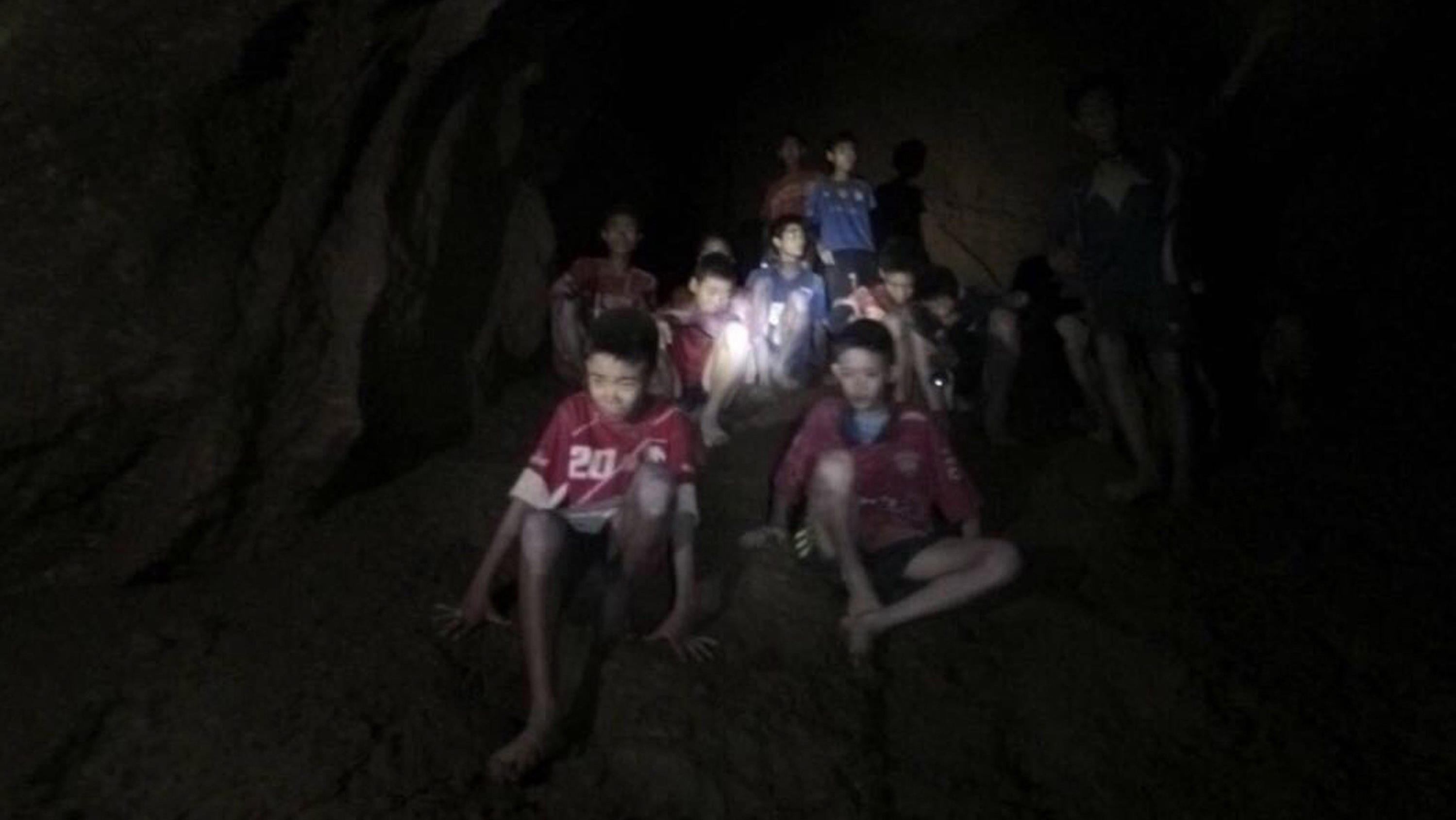 Le Sauvetage De L Impossible Beam Le sauvetage des enfants coincés dans une grotte en Thaïlande s'annonce  difficile | Radio-Canada.ca
