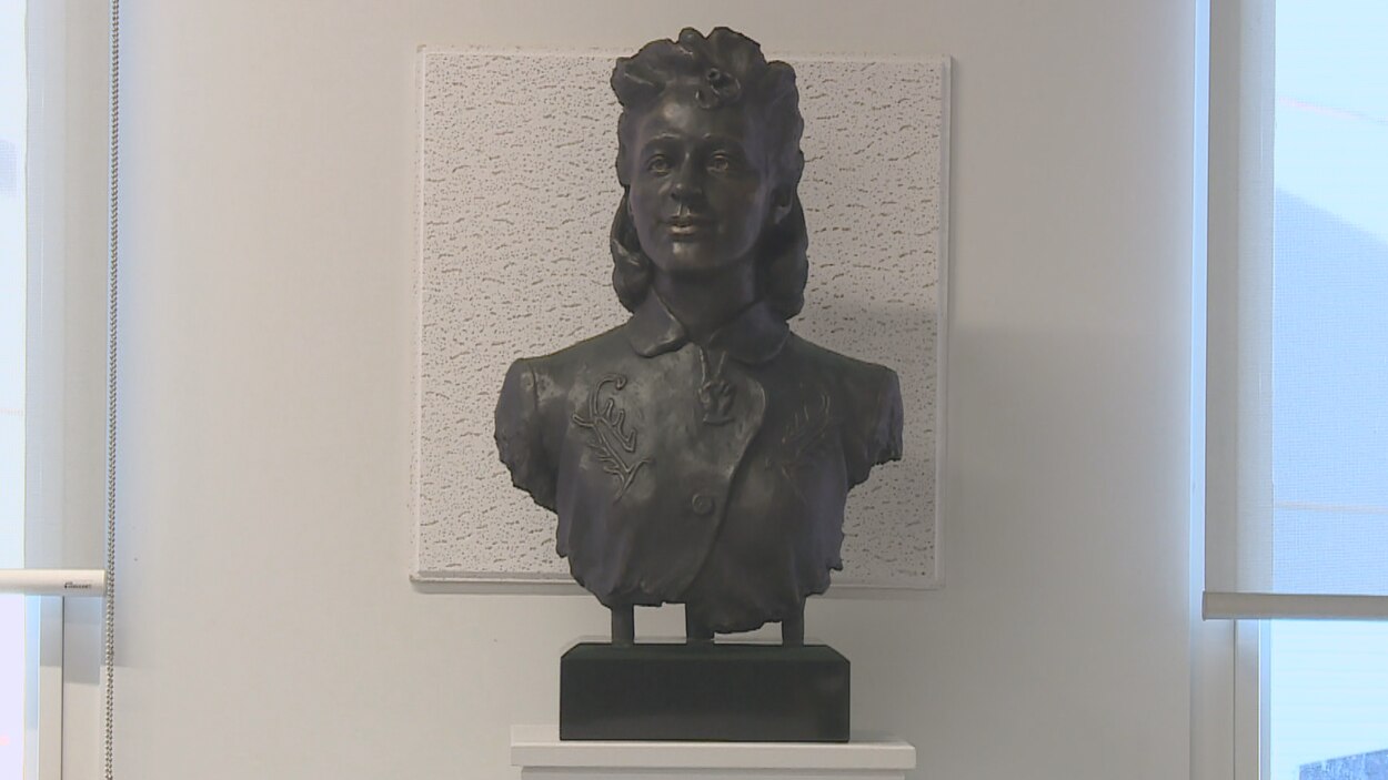 Une sculpture en l'honneur de Viola Desmond dévoilée en Nouvelle ...