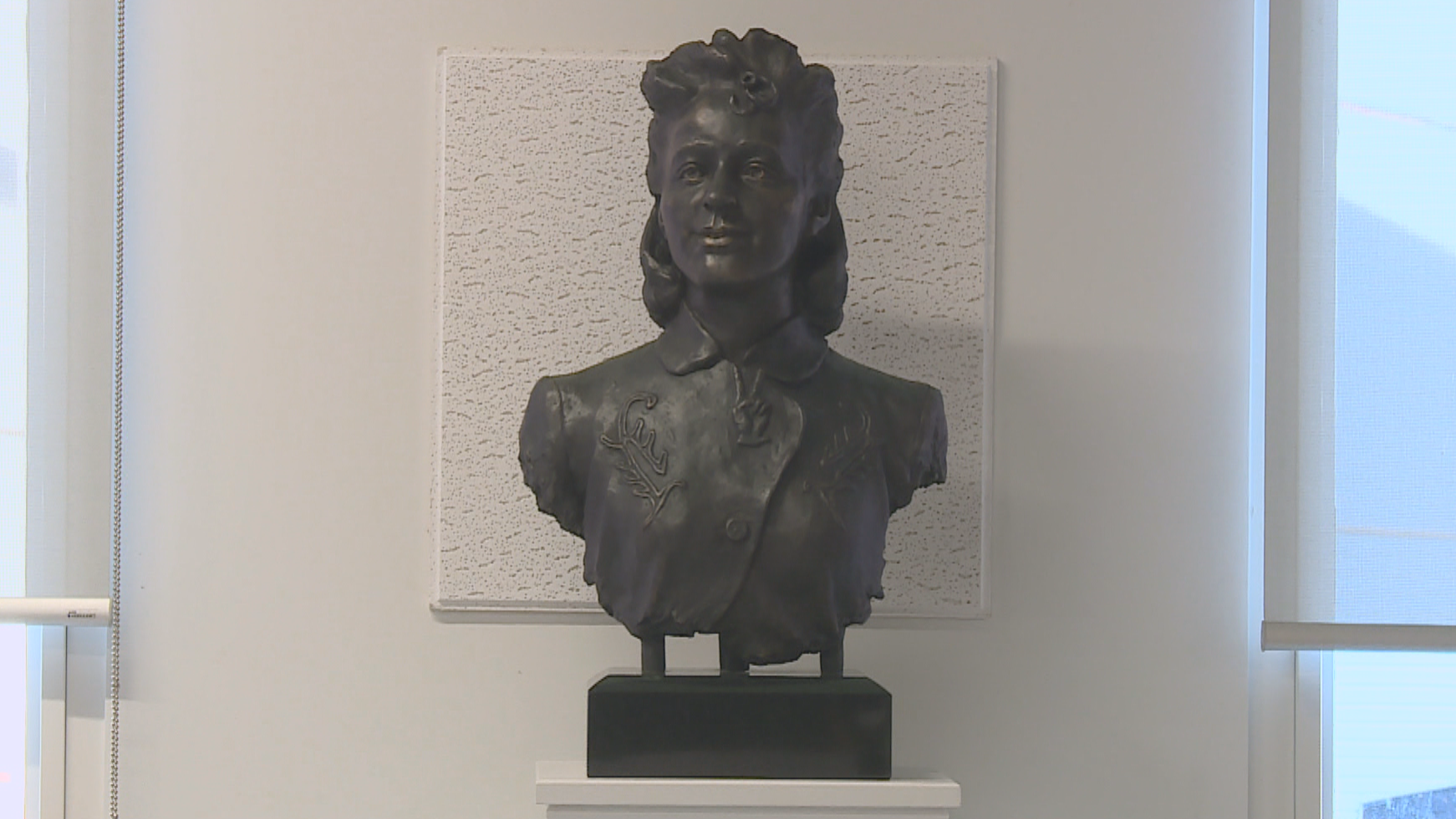 Une sculpture en l'honneur de Viola Desmond dévoilée en Nouvelle ...