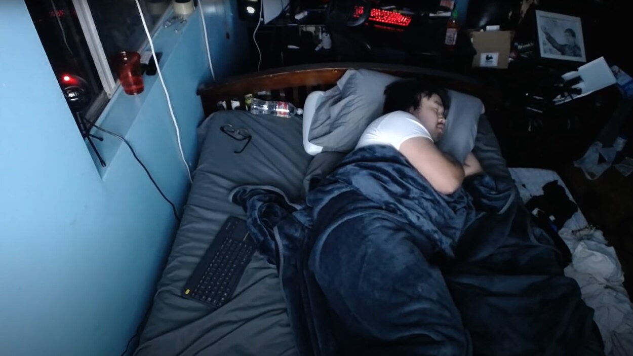 Le « sleep streaming » : s’enrichir en dormant | En bref | Radio-Canada