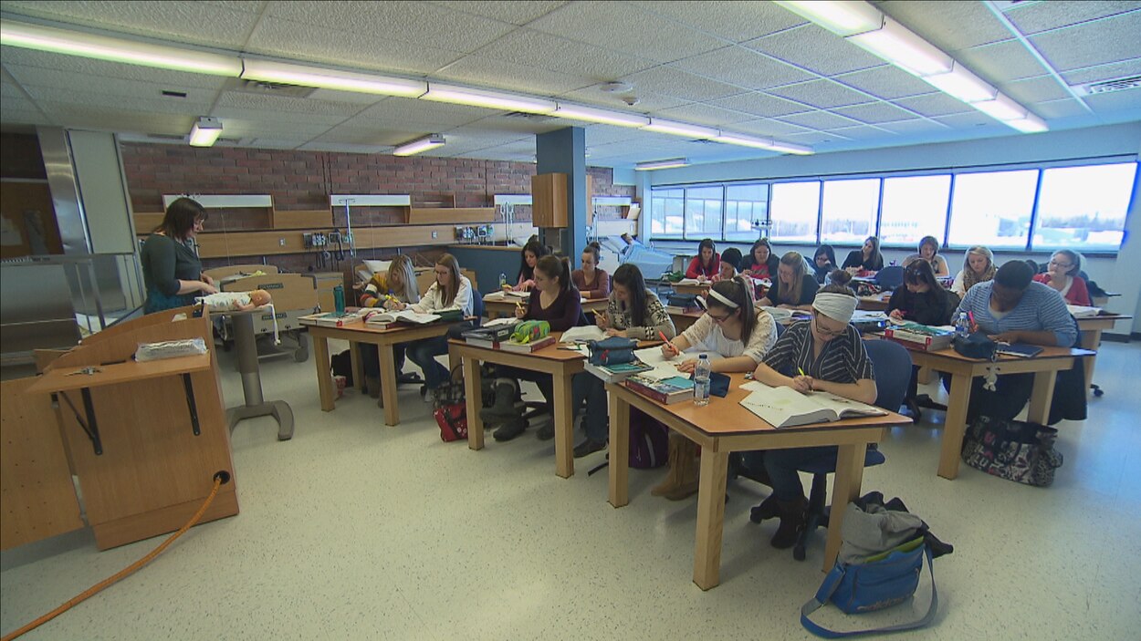 Les jeunes resteraient plus longtemps au cégep | Radio-Canada
